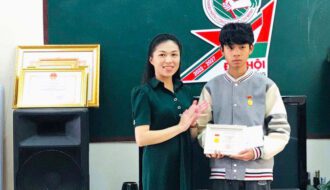 Trao Huy hiệu Tuổi trẻ dũng cảm cho nam thanh niên cứu người ở hồ Xuân Hương