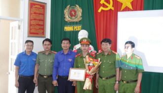 Bình Thuận: Trao tặng huy hiệu “Tuổi trẻ dũng cảm” cho thanh niên dũng cảm cứu người
