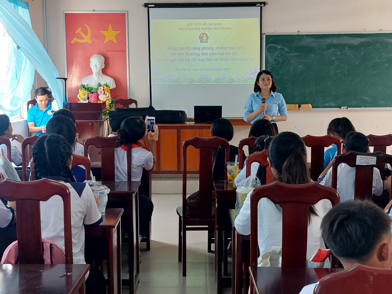 Cầu Ngang: Tổ chức tập huấn về nâng cao kỹ năng phòng chống bạo lực, tai nạn thương tích xâm hại trẻ em cho đội ngũ cán bộ chỉ huy Đội và thiếu nhi nòng cốt năm học 2023 – 2024