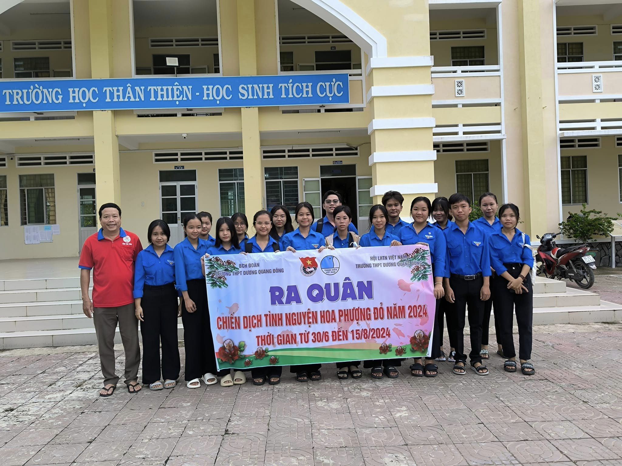 ĐOÀN TRƯỜNG THPT DƯƠNG QUANG ĐÔNG TỔ CHỨC CHIẾN DỊCH TÌNH NGUYỆN HOA PHƯỢNG ĐỎ NĂM 2024