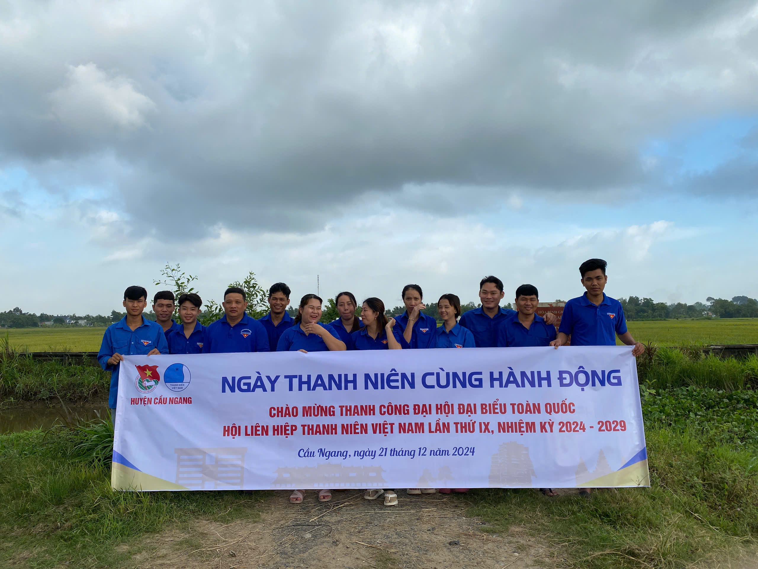 Huyện đoàn – Ủy ban HLHTN Việt Nam huyện tổ chức ngày thanh niên cùng hành động chào mừng thành công Đại hội Đại biểu toàn quốc Hội LHTN Việt Nam lần thứ IX, nhiệm kỳ 2024 – 2029 gắn với hưởng ứng phong trào “Tuổi trẻ Cầu Ngang chung tay bảo vệ môi trường, bảo vệ dòng sông quê hương” tháng 12 năm 2024, tại tuyến kênh N5, xã Thuận Hòa.