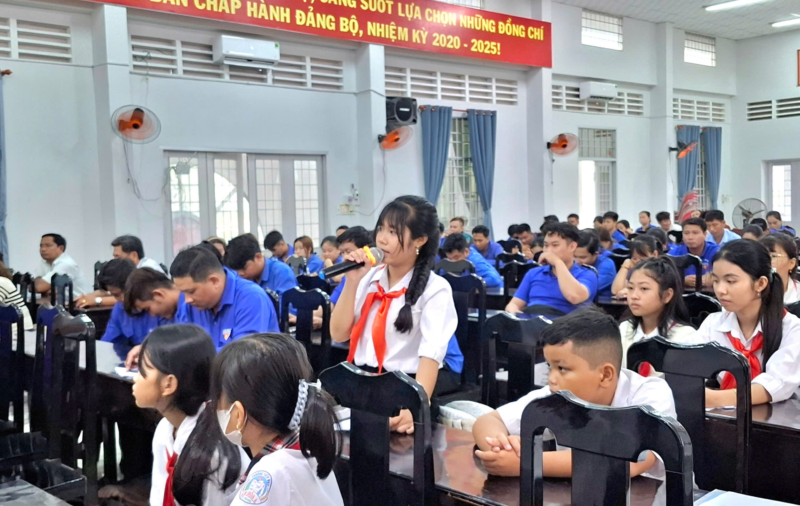 LÃNH ĐẠO HỘI ĐỒNG NHÂN DÂN, UỶ BAN NHÂN DÂN HUYỆN GẶP GỠ, ĐỐI THOẠI VỚI ĐOÀN VIÊN THANH NIÊN VÀ THIẾU NHI HUYỆN CẦU NGANG NĂM 2025